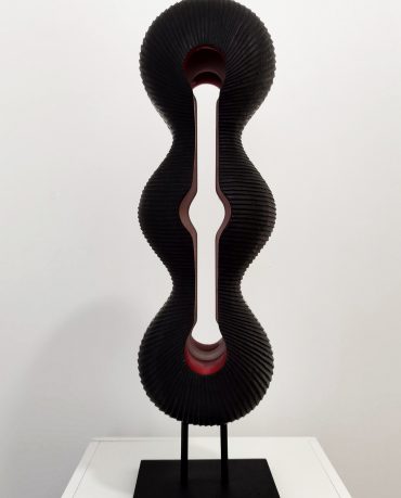 Escultura em xisto negro e mármore, XICO LUCENA Sem título, da série Encaixes Quase Perfeitos
