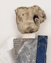 Carlos Ferreira. Jogador. Escultura em mármore ruivina, calcário e metal.
