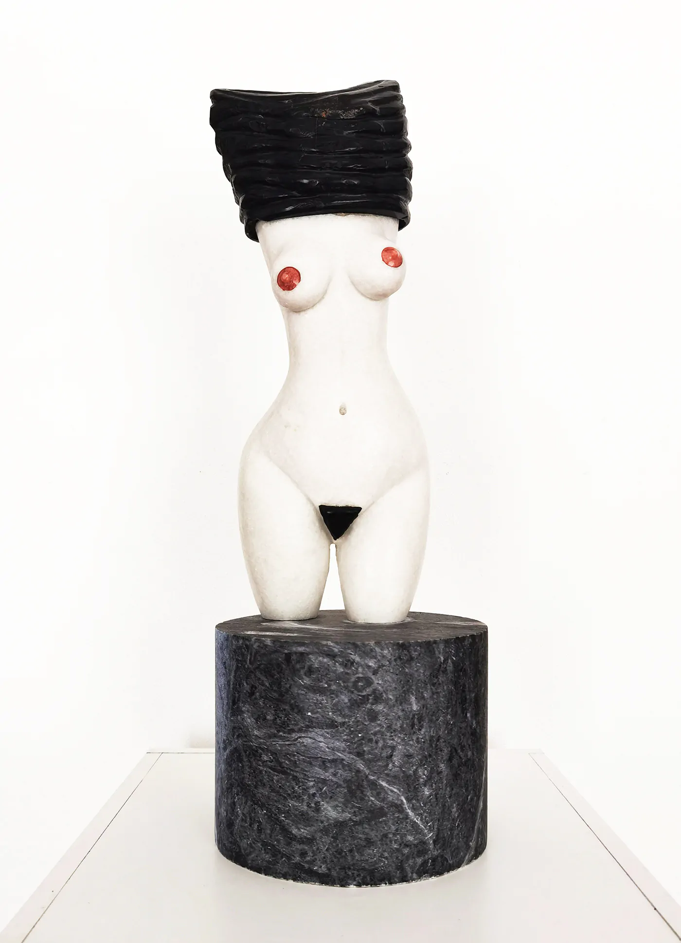 JOÃO SOTERO Sem título Escultura em pedra mármore