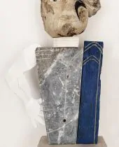 Carlos Ferreira. Jogador. Escultura em mármore ruivina, calcário e metal.