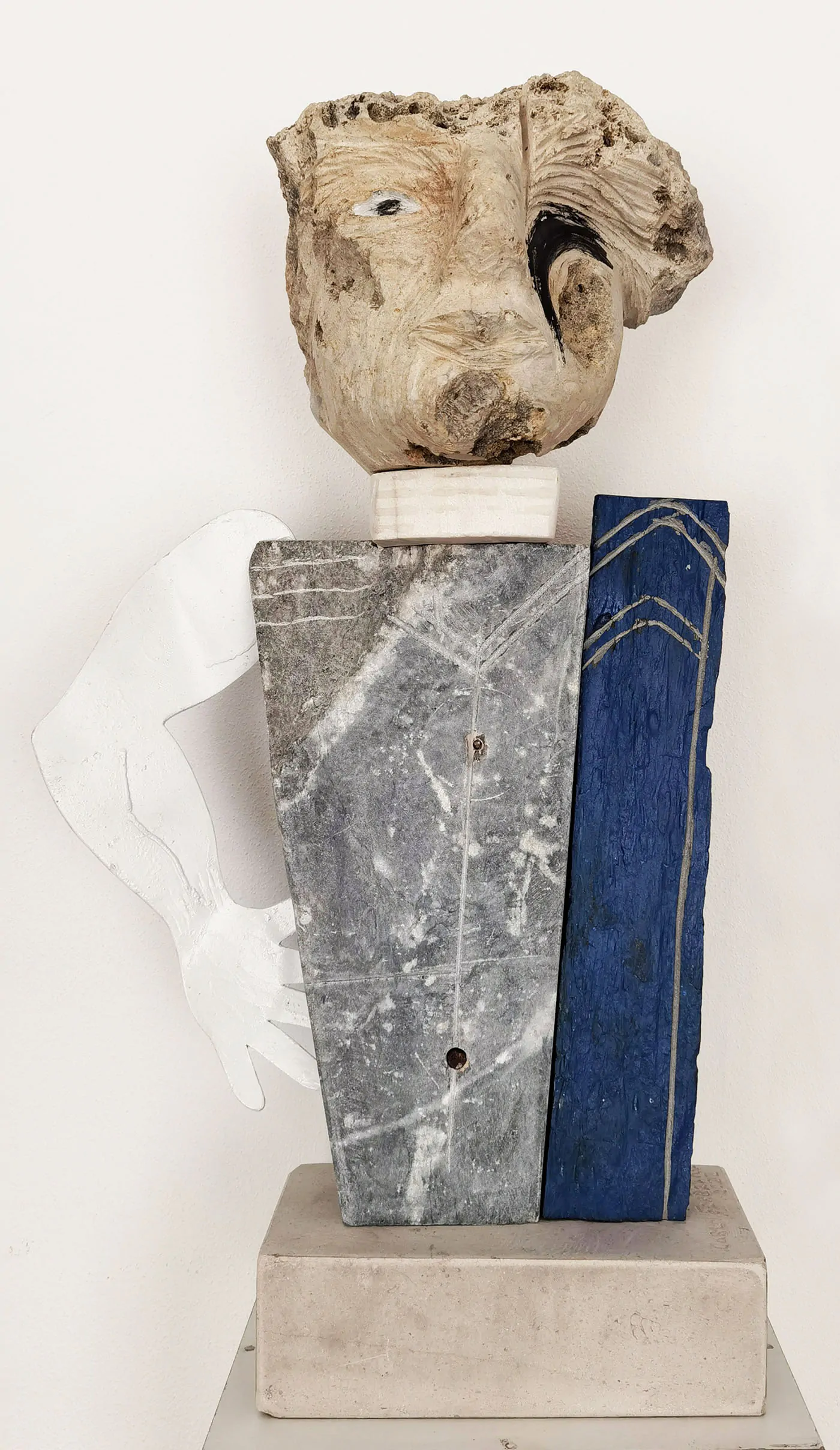 Carlos Ferreira. Jogador. Escultura em mármore ruivina, calcário e metal.