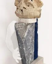 Carlos Ferreira. Jogador. Escultura em mármore ruivina, calcário e metal.