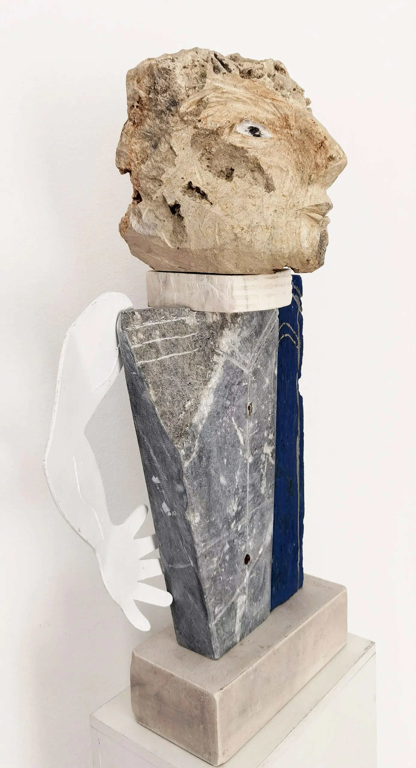 Carlos Ferreira. Jogador. Escultura em mármore ruivina, calcário e metal.