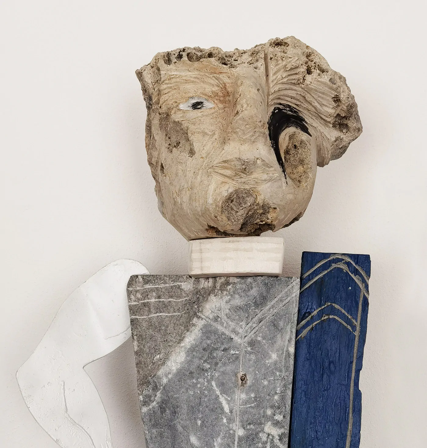 Carlos Ferreira. Jogador. Escultura em mármore ruivina, calcário e metal.