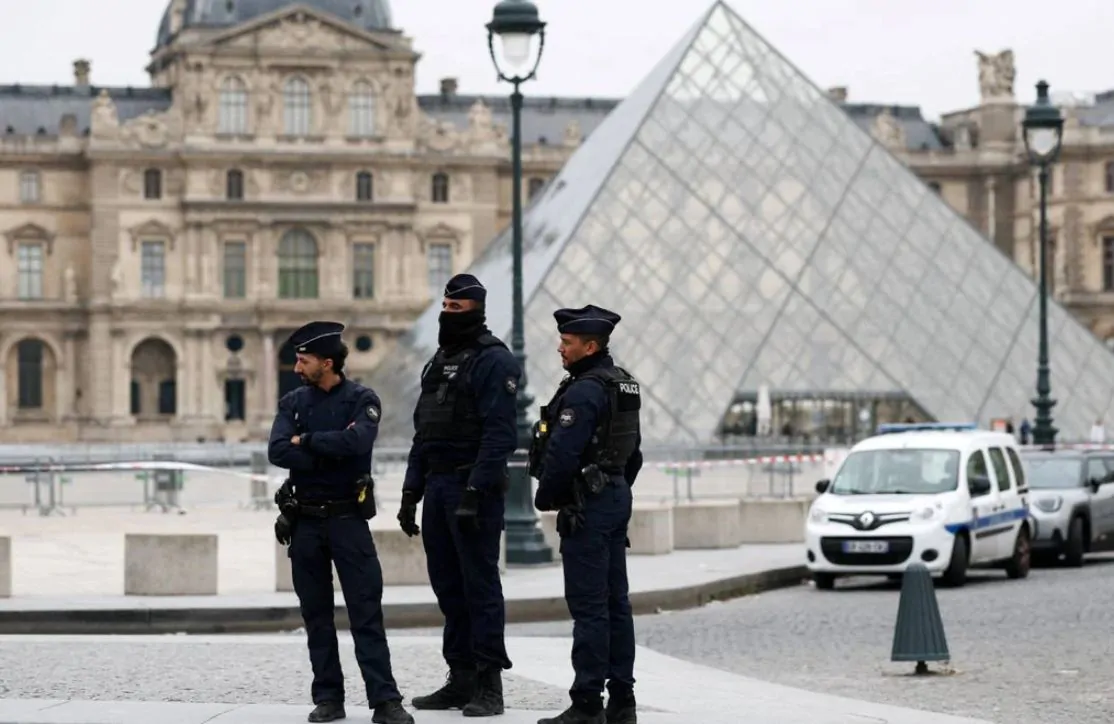 Assalto ao Museu do Louvre_ joias históricas avaliadas em 88 milhões de euros