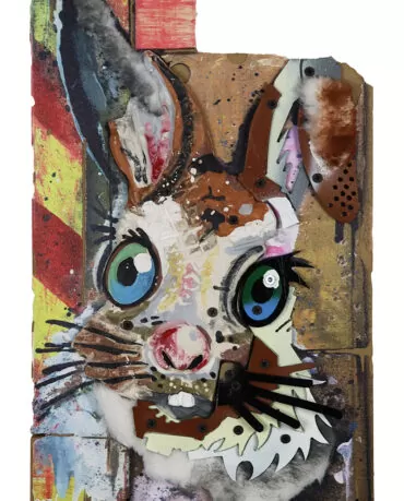 Bordalo-II-Rabbit. Cerâmica, plásticos, MDF e têxteis pintado à mão.