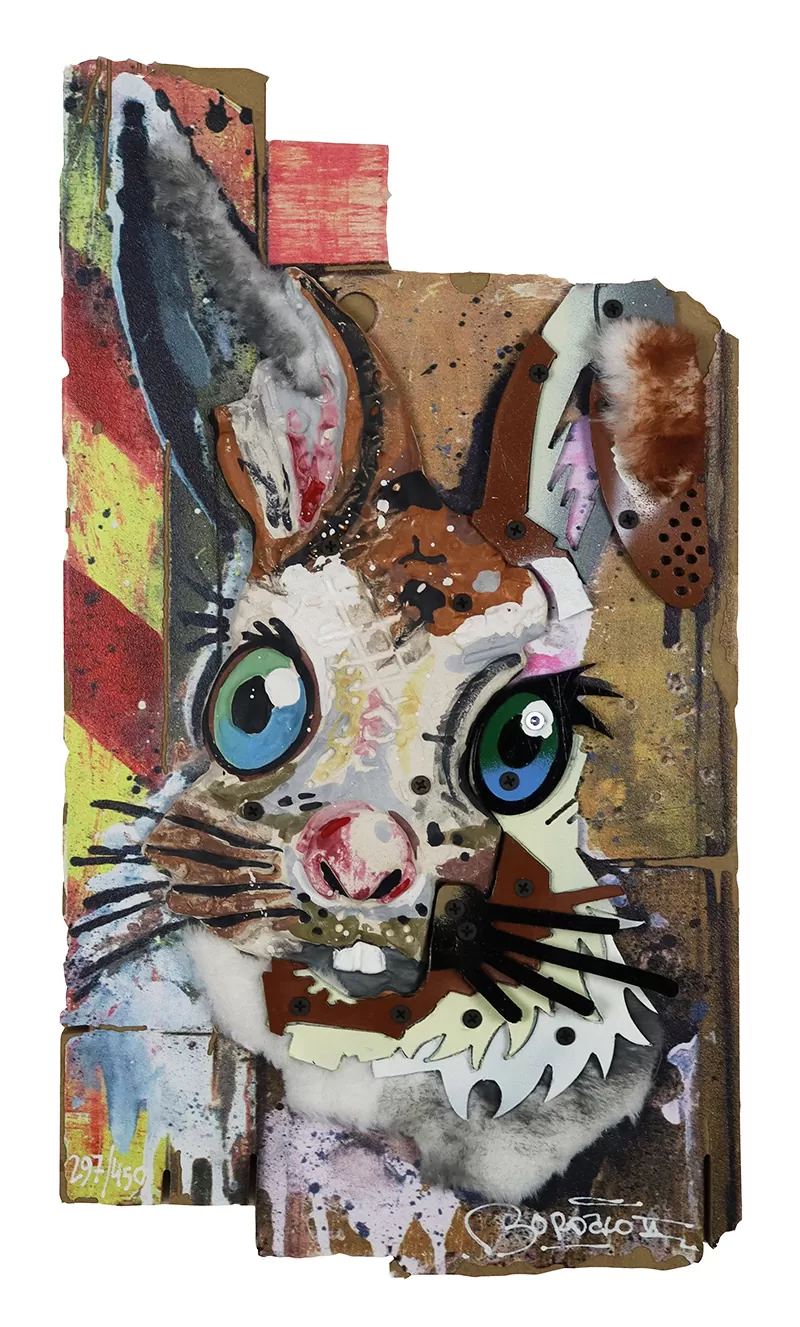 Bordalo-II-Rabbit. Cerâmica, plásticos, MDF e têxteis pintado à mão.